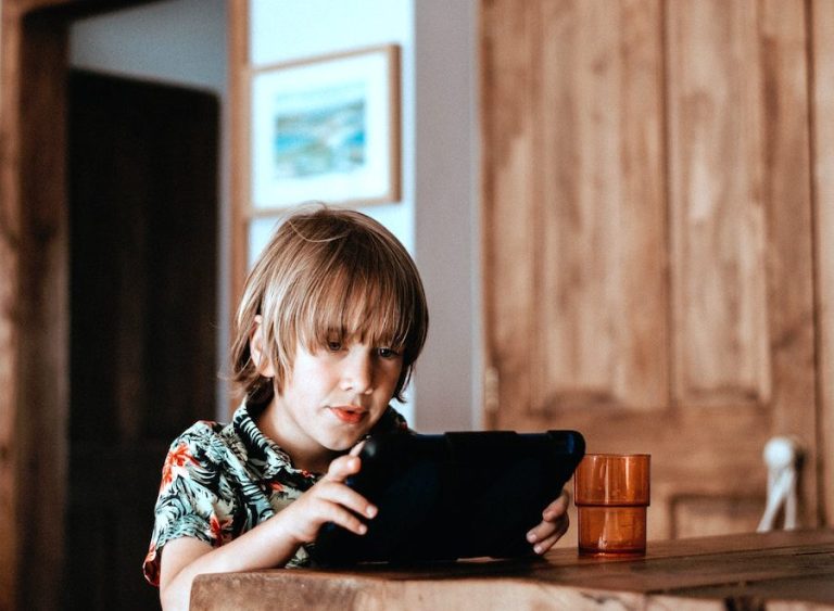 How to Set Screen Time Limits That Kids Won’T Hate
