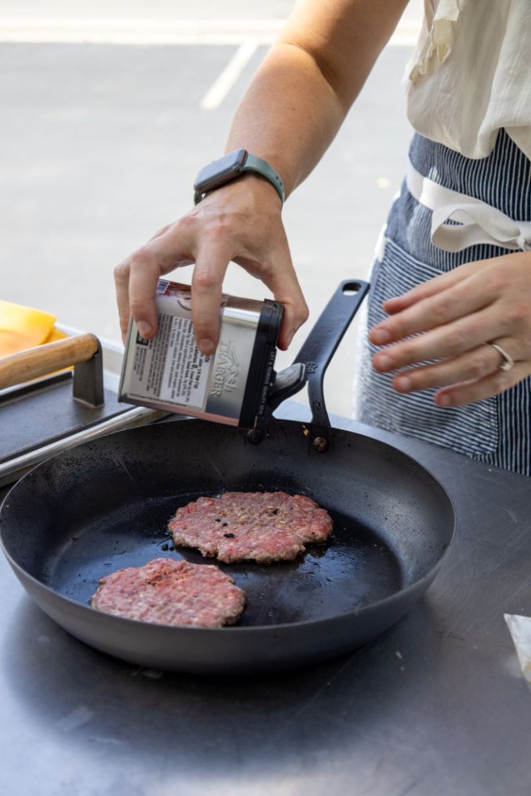 What Makes a Spatula Ideal for Smash Burgers